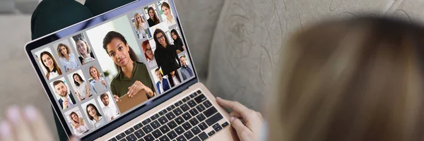 Zbliżenie Młodej Kobiety Faluje Cześć Współpracowników Podłączonych Online Pośrednictwem Połączenia — Zdjęcie stockowe