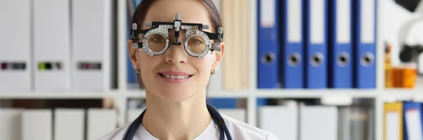 Portrait Woman Wear Optometrist Trial Frame Ophthalmology Clinic Ophthalmologist Help — стоковое фото
