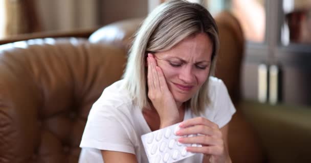 Mujer Tocando Cara Sufriendo Dolor Muelas Sosteniendo Píldora Casa Analgésico — Vídeos de Stock