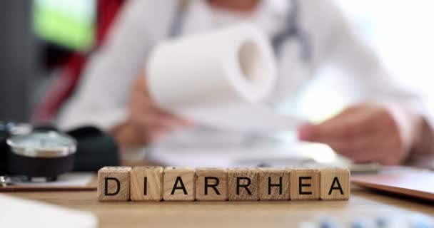 Läkare Som Håller Rullen Toalettpapper Och Text Diarré Närbild Diarré — Stockvideo