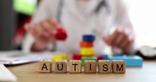 Médico Con Nombre Autismo Diagnóstico Cubos Multicolores Autismo Causa Síntomas — Vídeo de stock