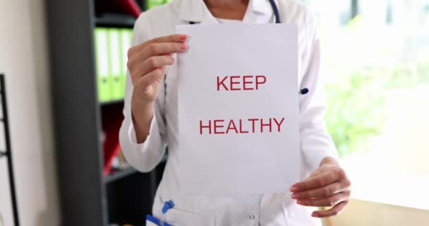 Női Terapeuta Kardiológus Kezében Papír Felirattal Tartsa Egészséges Orvos Nőgyógyász — Stock videók