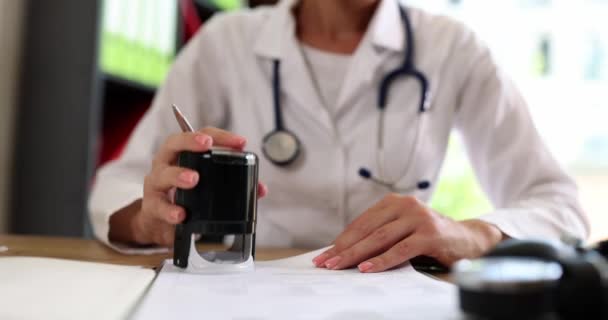 Vrouwelijke Dokter Het Staatskantoor Stempelt Een Medisch Document Begrip Ziektekostenverzekering — Stockvideo
