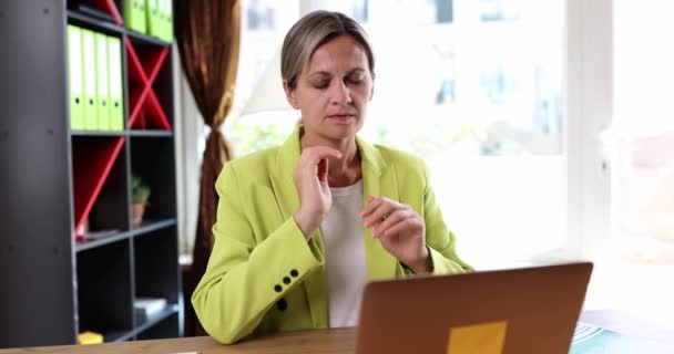 Frau Arbeitsplatz Mit Laptop Macht Pause Berührt Hals Und Leidet — Stockvideo