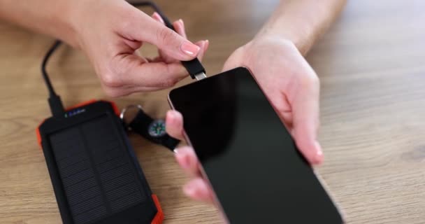 Orang Memegang Smartphone Pengisian Dari Baterai Surya Charger Surya Tangan — Stok Video