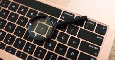 İnternette bilgi arayan büyüteçli dizüstü bilgisayar. Küresel İnternet ağı ve uzak çalışma aranıyor