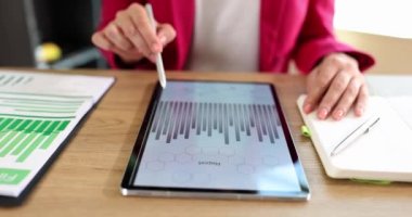 İş kadını tabletteki iş için finansal istatistiksel analitik grafikler okuyor. İstatistiksel analiz uygulamaları