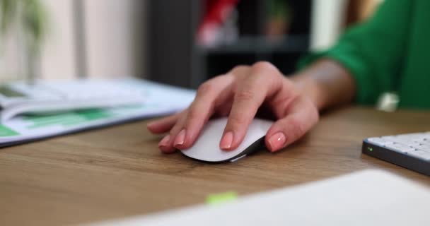 Close Mão Mulher Segurando Mouse Trabalhando Com Computador Desktop Sentado — Vídeo de Stock