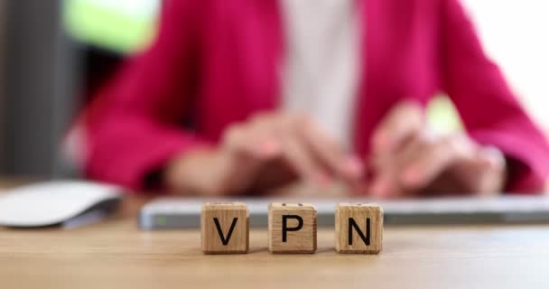 Vpn是技术允许匿名和安全您的活动在互联网上 人们通过Vpn在计算机上使用互联网 — 图库视频影像