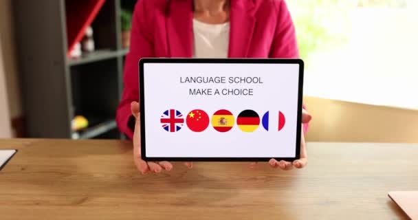 Aprenda Novo Idioma Palavras Diferentes Idiomas Tela Computador Tablet Bandeiras — Vídeo de Stock