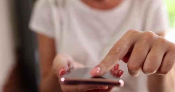 Chica Presiona Dedo Pantalla Del Teléfono Inteligente Voltea Través Alimentación — Vídeos de Stock