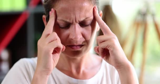Retrato Una Mujer Tratando Calmarse Sintiendo Una Migraña Dolor Cabeza — Vídeo de stock