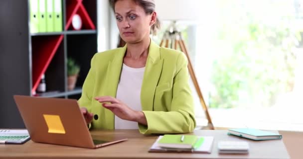 Uśmiechnięta Kobieta Zaczyna Pisać Laptopie Biurze Radosne Szczęśliwe Emocje Businesswoman — Wideo stockowe