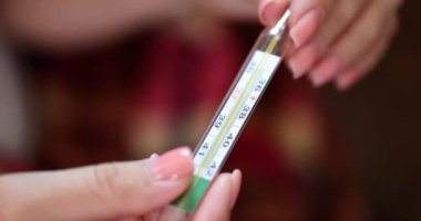 Termometrede yüksek sıcaklık 37 derece. Hasta bir insanın yüksek ateşi