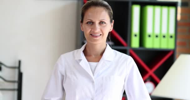 Sonriente Doctora Adulta Joven Bata Blanca Pone Estetoscopio Mujer Feliz — Vídeo de stock