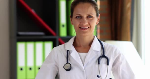 Portrait Femme Thérapeute Souriante Médecin Montrant Doigt Signe Cardiaque Cardiologue — Video