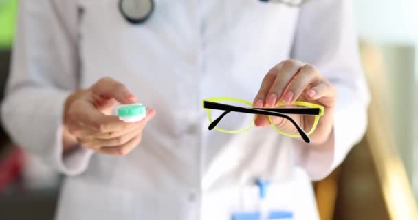 Oftalmolog Väljer Mellan Glasögon Och Linser Närbild Begreppet Hyperopi Myopi — Stockvideo