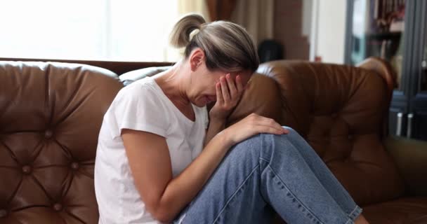 Przygnębiona Młoda Kobieta Zakrywająca Twarz Dłońmi Płaczącymi Samotnie Domu Zdenerwowany — Wideo stockowe