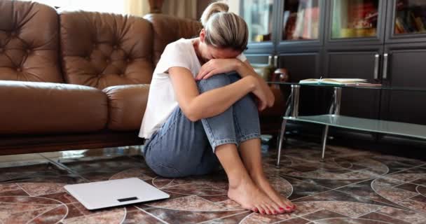悲しい落ち込んで泣いている女性だけで部屋に座っている 孤独の離婚分離とうつ病 — ストック動画