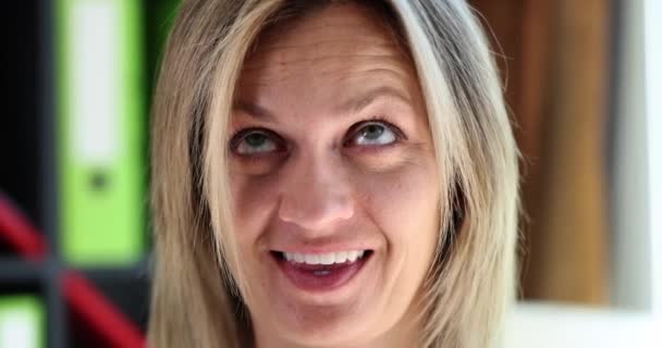 Donna Che Faccia Buffa Sorridente Volto Femminile Con Autismo Sindrome — Video Stock