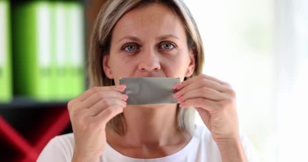 抵抗する女は口にテープを刺し沈黙 沈黙と家庭内暴力 — ストック動画