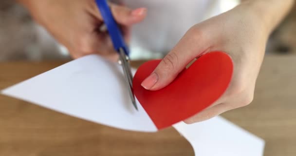 소녀는 장식용 가위로 판지를 잘라서 심장을 발렌타인데이를 — 비디오