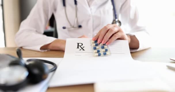 Doutor Segura Blister Com Pílulas Formulário Prescrição Mão Emitir Prescrições — Vídeo de Stock