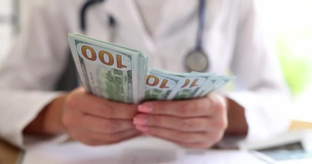 Врач Кардиолог Считает Доллары Рабочем Месте Клиники Медицинские Взятки Медицинские — стоковое видео