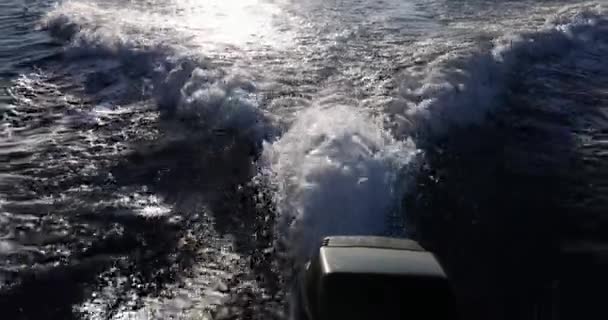 Voda Stříká Moře Motorového Člunu Při Západu Slunce Přívěsné Motory — Stock video