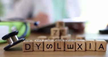 Doktor muayenesi ve disleksi teşhisi yakın çekim. Disleksi ve tedavinin nöropsikolojik düzeltmesi