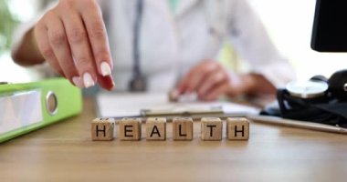 Doktor hemşire küplerdeki harfleri sağlık ve zenginlik olarak değiştiriyor. Sağlık sigortası ve koruma
