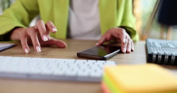 Kadın Ellerinin Endişeyle Ahşap Masaya Vurarak Akıllı Telefondan Aranmasını Beklemesi — Stok video