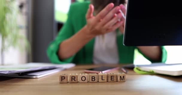 Mujer Irritada Sienta Mesa Desesperación Los Problemas Negocios Empresaria Lee — Vídeos de Stock