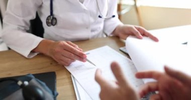 Kardiyolog ve hasta kalp kardiyogramının sonucunu tartışıyor. Kardiyo terapistinden ve kalp hastalıklarının tedavisinden yardım