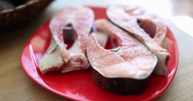 Tabakta taze çiğ somon bifteği. Yüksek protein ve omega-3 yağ asitleri içeren yağlı balıklar.