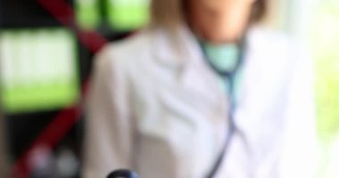Steteskop kullanan bir doktor tıbbi muayene yapar. Dahiliyeci kardiyolog ve sağlık sigortası hizmetleri
