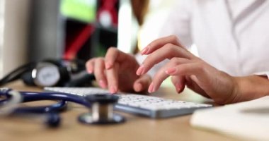 Doktor elleri klavyede ve uzaktan tıbbi konsültasyonda. Uzaktan tıbbi bakım.
