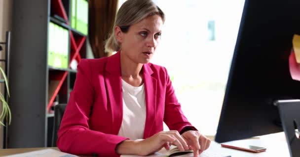 Žena Překvapená Informacemi Získanými Počítači Emoční Šok Strach Chyby Pracovní — Stock video