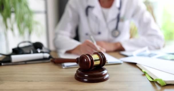 Kobieta Lekarz Pracuje Sądzie Sprawach Medycznych Łapówkach Błędy Medyczne Odszkodowania — Wideo stockowe