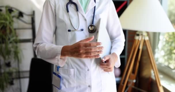 Médica Amigável Com Mão Aberta Está Pronta Para Cumprimentar Paciente — Vídeo de Stock