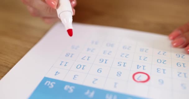 Fecha Círculo Mano Femenina Con Marcador Rojo Días Calendario Planificación — Vídeos de Stock