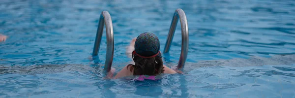 Een Klein Meisje Dat Het Zwembad Zwemt Vakantie Zwemlessen Voor — Stockfoto