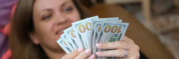 Mujer Acostada Sofá Contando Montón Billetes Dólar Cerca Concepto Presupuestario — Foto de Stock
