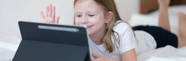 Egy Kislány Fekszik Ágyon Integet Táblagép Képernyőjén Gyerek Alkalmazások Mobil — Stock Fotó