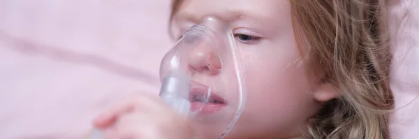 小女孩用雾化剂吸入激素药物 小儿支气管哮喘和喉狭窄症发作的治疗方法 — 图库照片