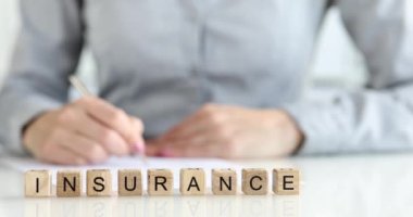 Ajan ofisteki hizmetler için sigorta belgesi doldurur. İpotek ve banka kredisi kavramı