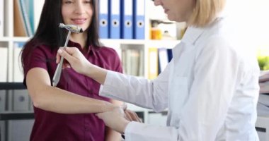 Nörolog klinikte hastaların el refleksini kontrol ediyor. Patolojik el refleksleri ve nörolojik muayene yöntemleri