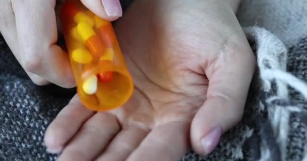 大量的医疗药丸从密闭的瓶子里掉到了手掌上 服用抗抑郁药和安眠药的概念 — 图库视频影像