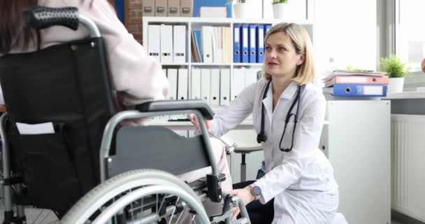 Dokter Wanita Menggunakan Pukulan Palu Lutut Pasien Kursi Roda Cedera — Stok Video