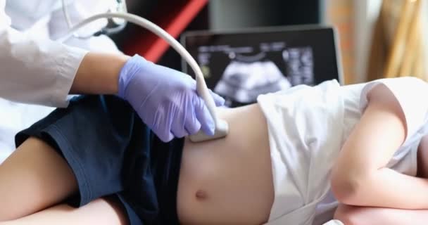 对儿童进行超声检查 以确定肾结石在手术前的位置 儿童内脏器官超声检查 — 图库视频影像